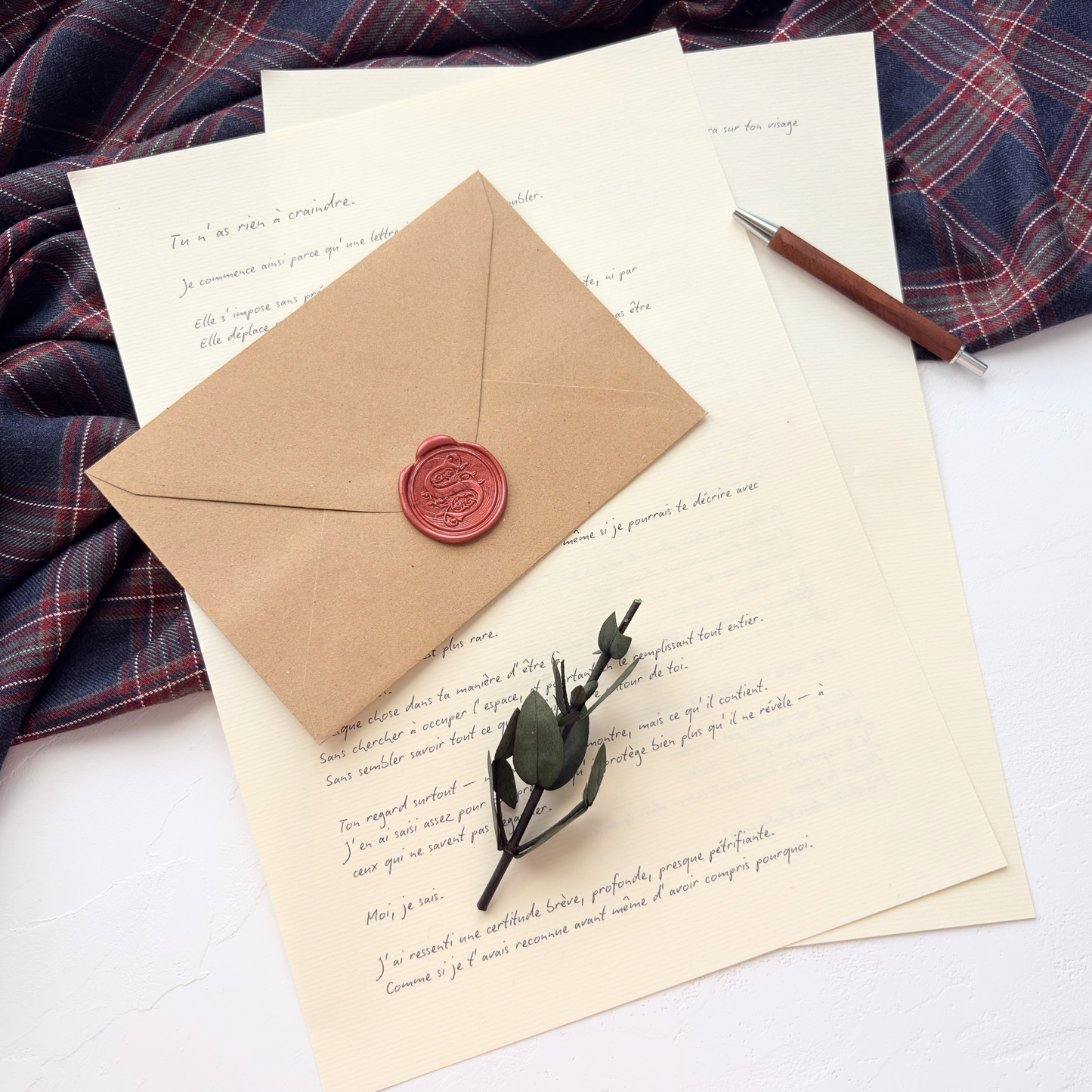 Expérience épistolaire avec lettres ouvertes, enveloppe kraft et détails naturels dans un univers romantique