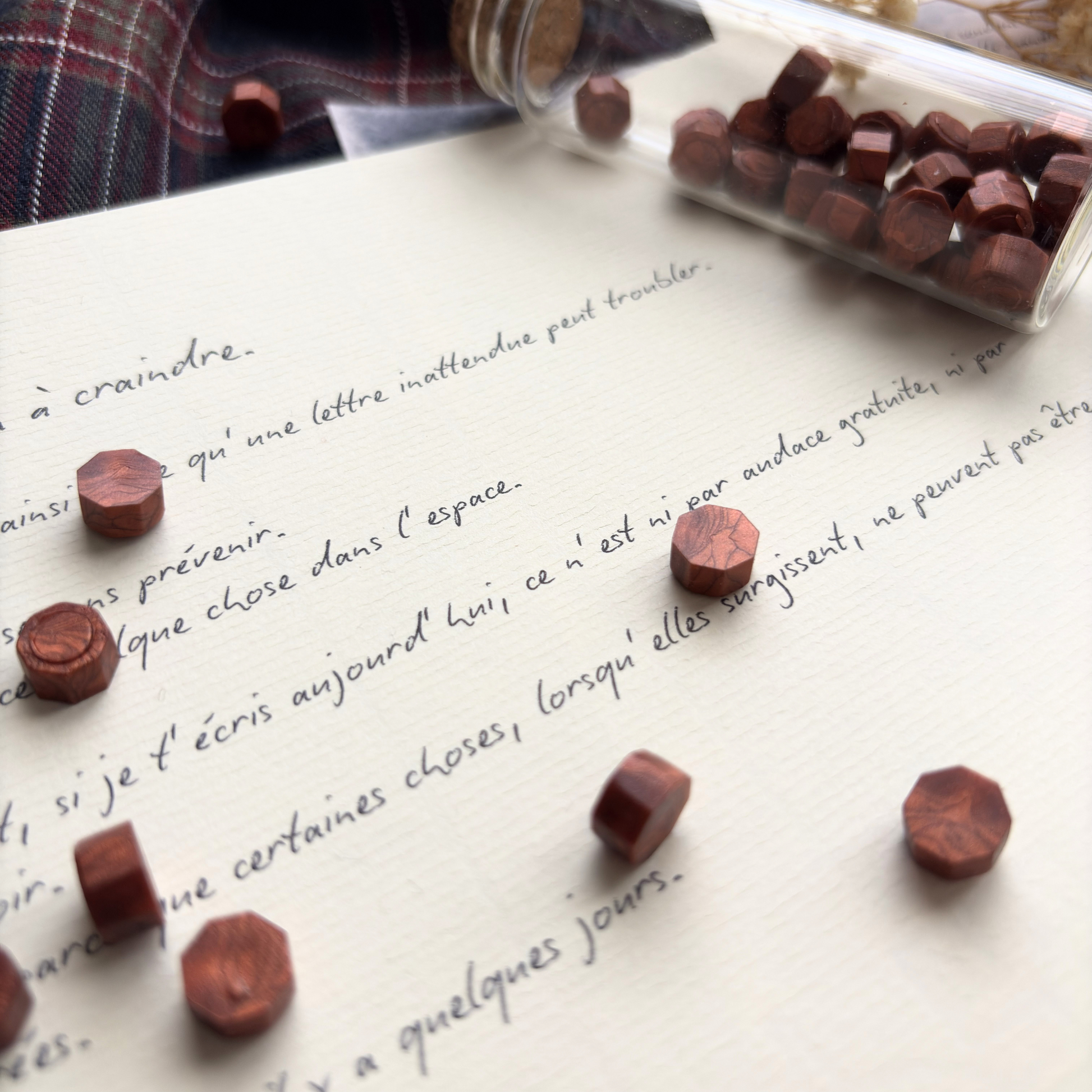 Lettre d'amour sur papier vergé avec billes de cire à cacheter