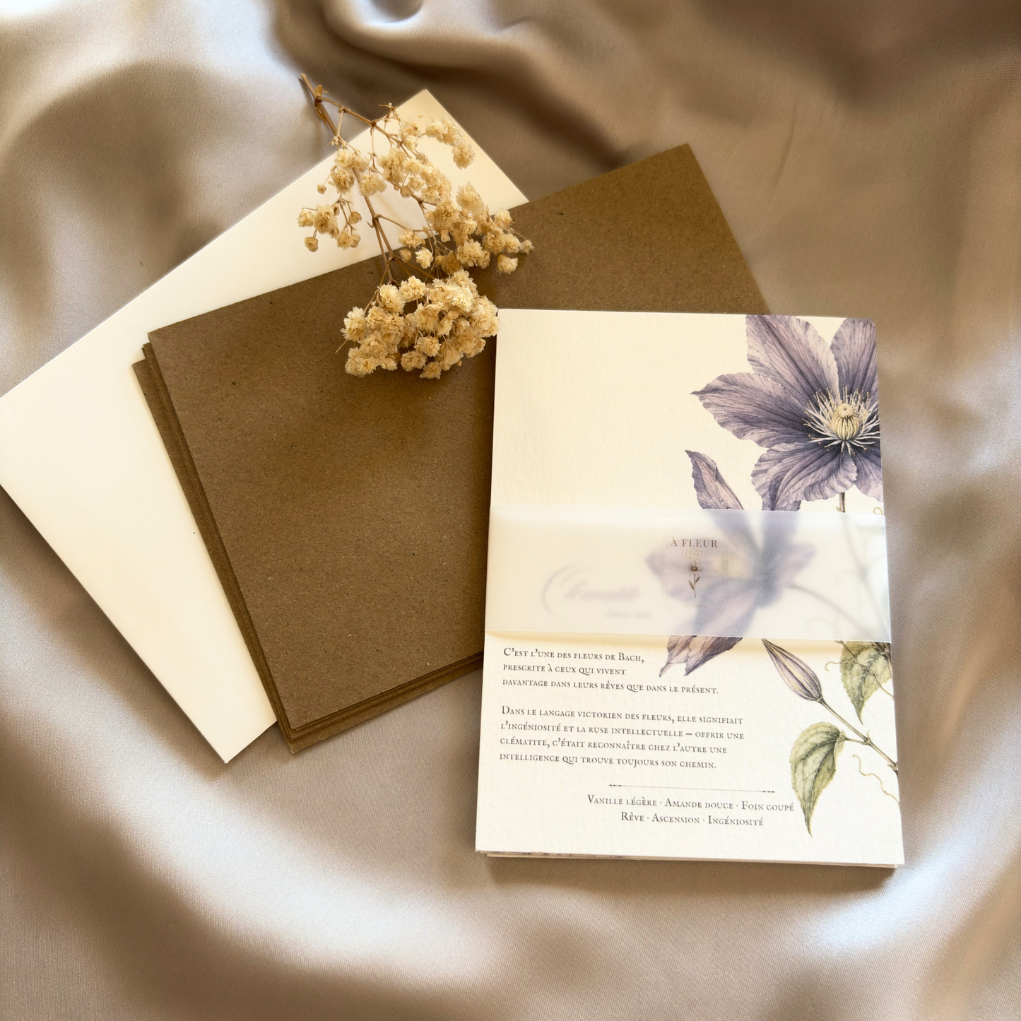 Papeterie artistique avec cartes florales imprimées et découpées en atelier