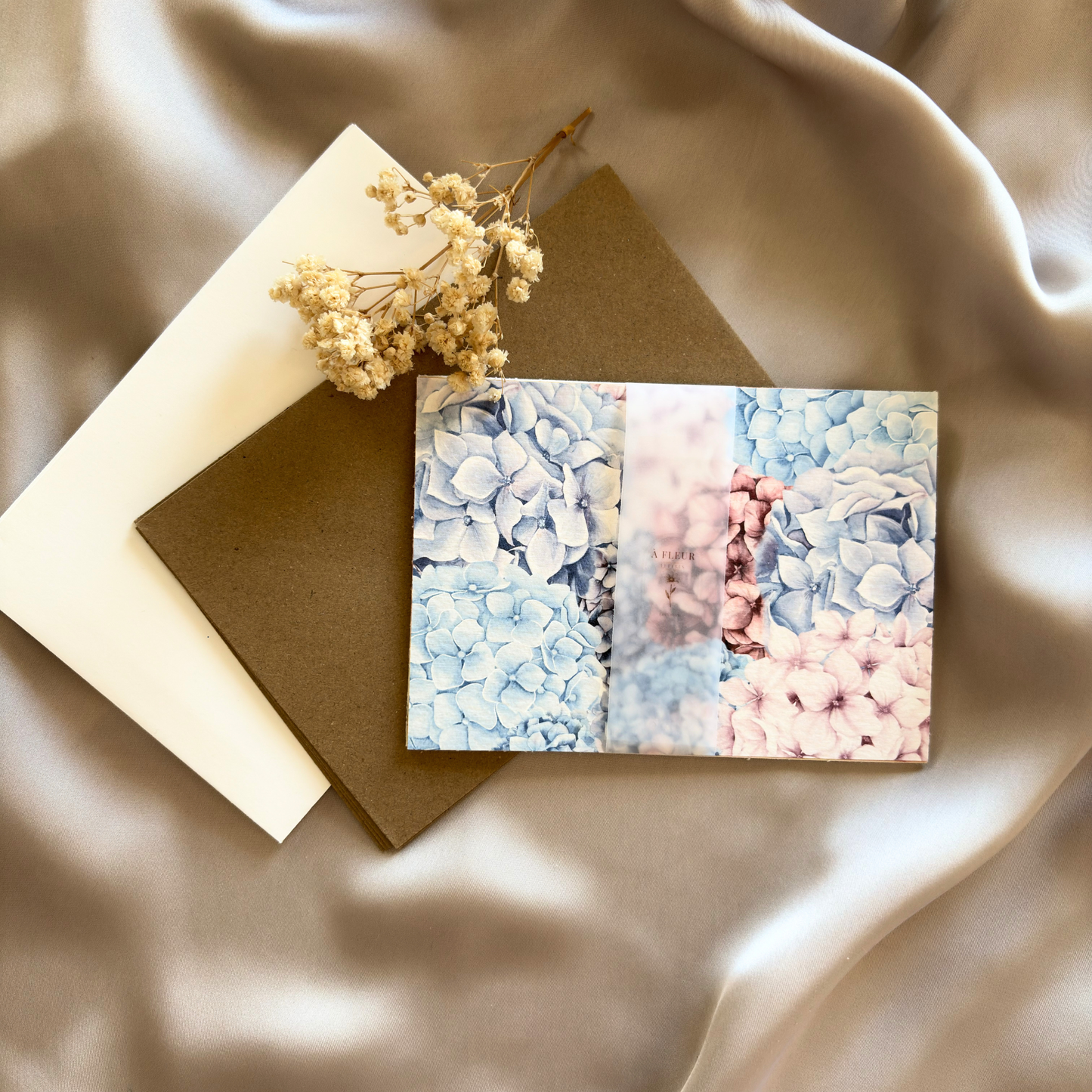 Papeterie artisanale avec cartes illustrées et enveloppes assorties