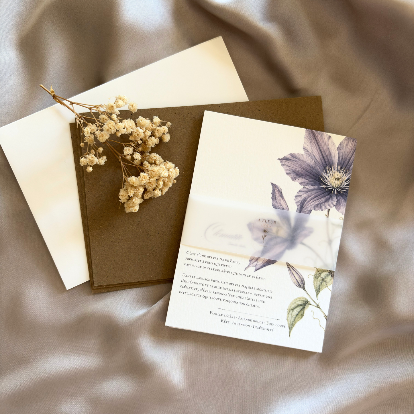 Papeterie poétique avec cartes imprimées et motifs floraux délicats
