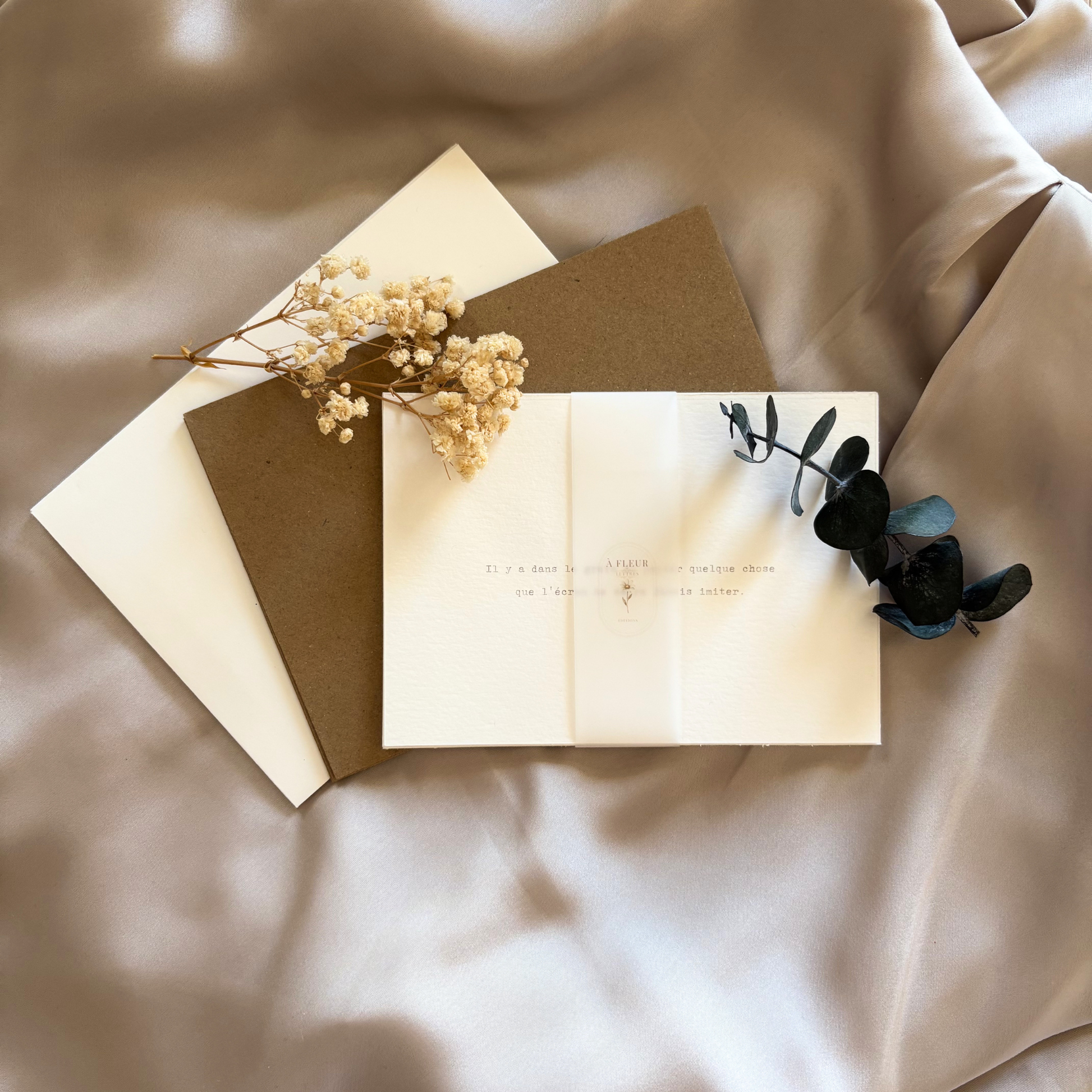 Cartes de correspondance imprimées et découpées en atelier avec enveloppes assorties sur tissu élégant