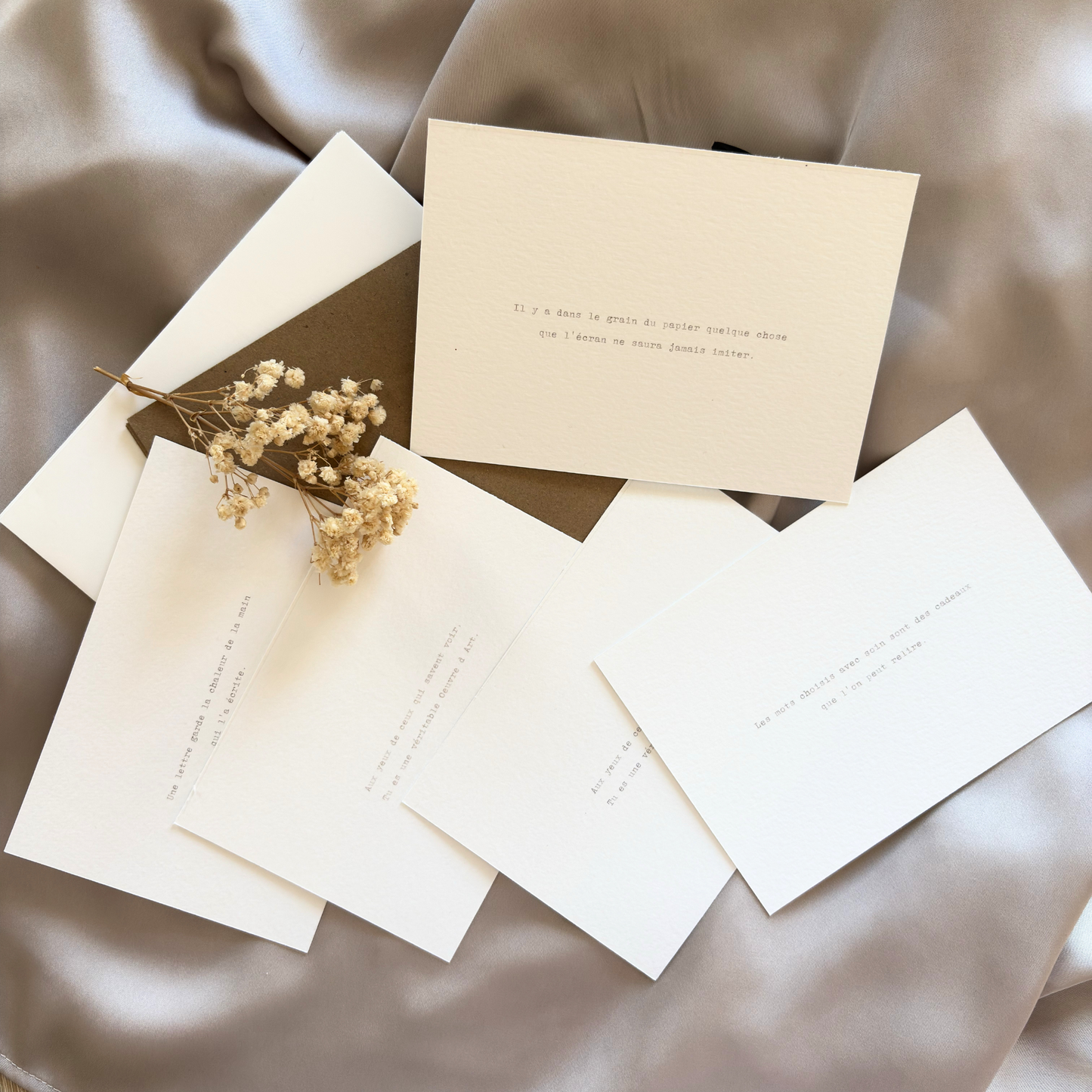 Papeterie artisanale avec cartes de correspondance et impressions délicates