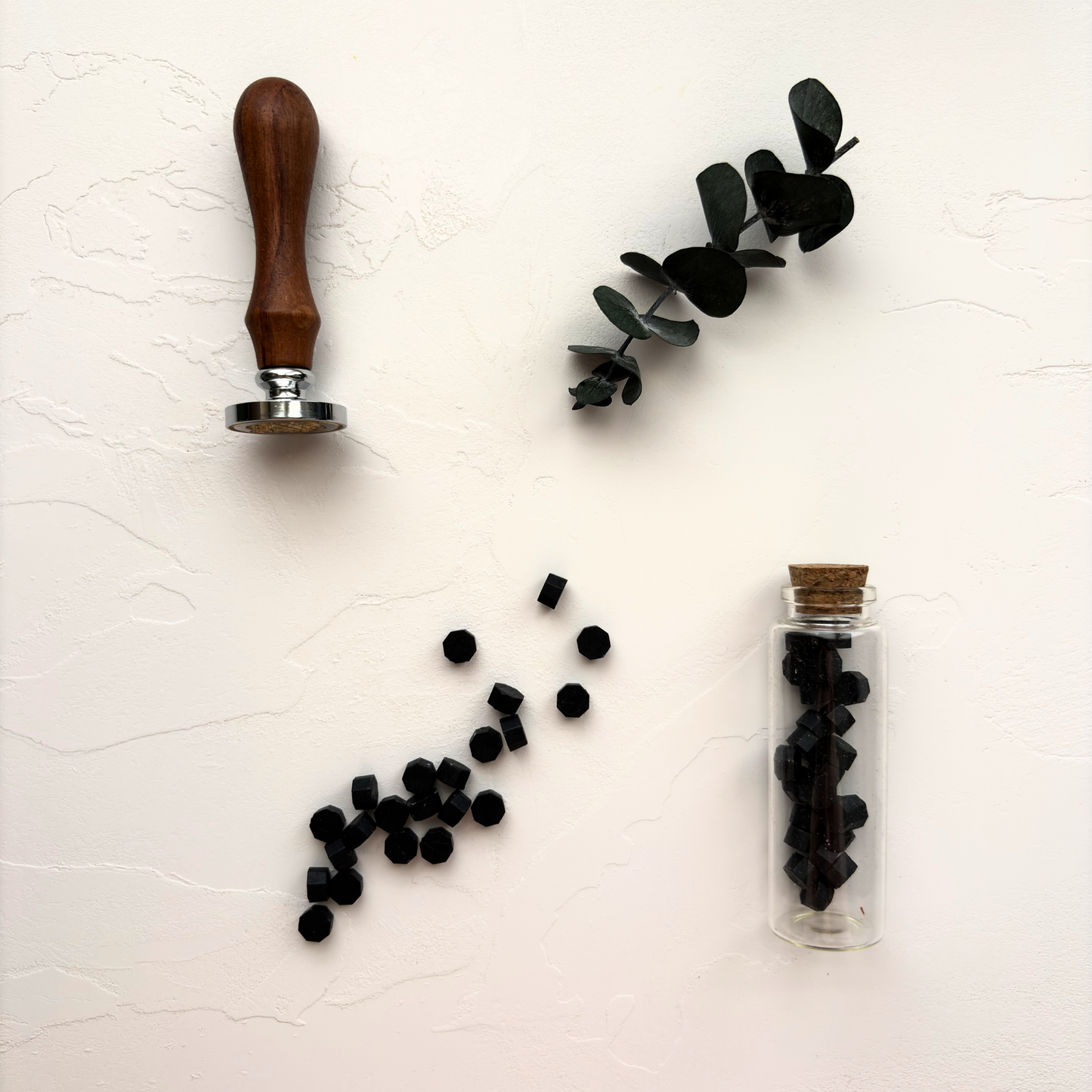 Pastilles de cire noir mat pour cachet de cire avec tampon et flacon en verre
