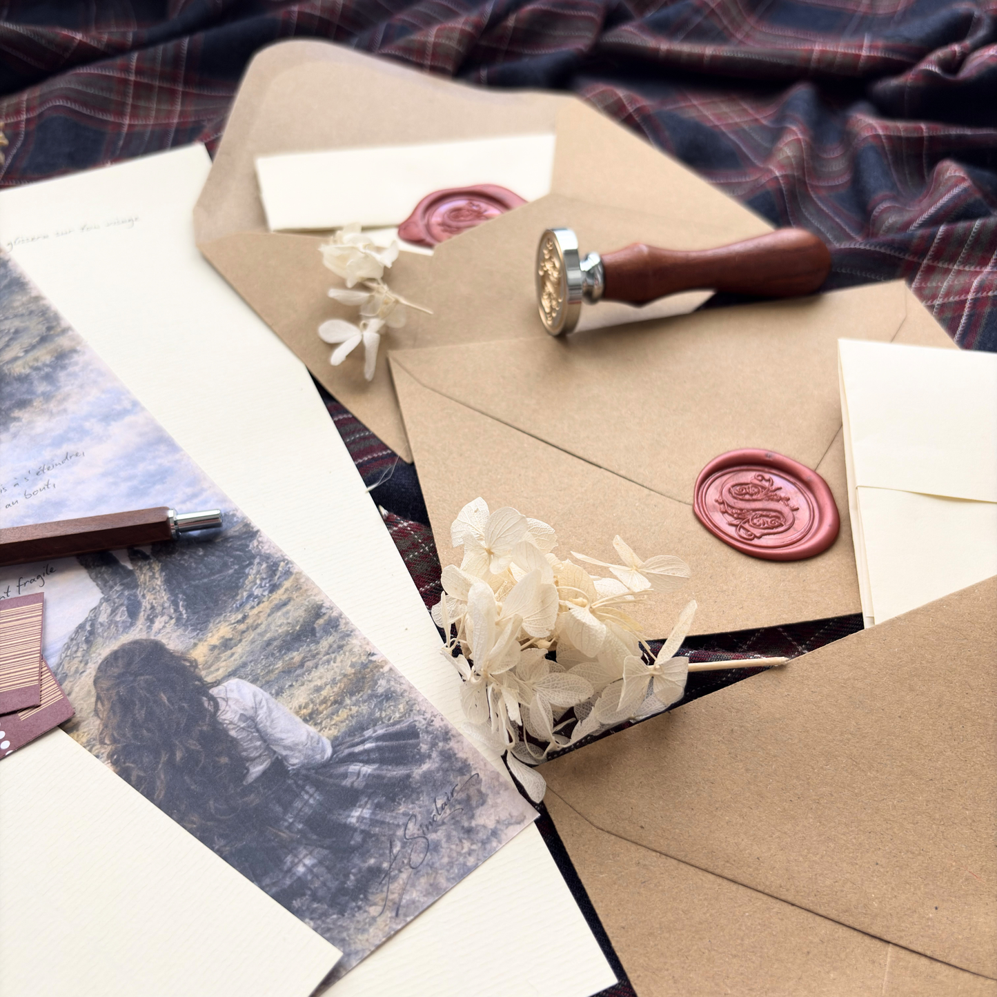 Enveloppes kraft cachetées à la cire avec lettres d’amour dans une ambiance poétique et immersive